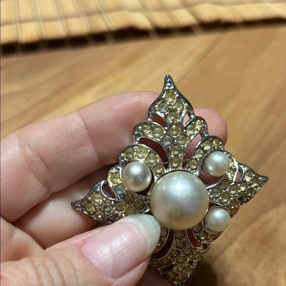 Sarah Coventry Silvertone Rhinestone Faux Pearl Large Diamond Brooch Pin Vintage - Picture 5 of 6